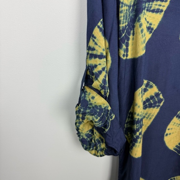 Elan Sand Dollar Button Down in Navy/Yellow - Picture 3 of 8